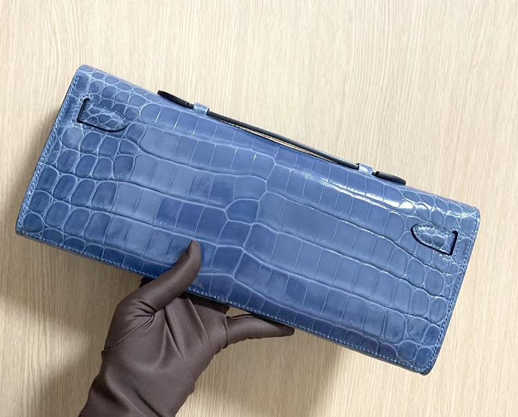 Hermès(爱马仕)Kelly cut Crocodile shiny 亮面鳄鱼 牛仔蓝 银扣 手拿包 31cm-拉尔森鳄鱼皮具定制 - 爱马仕包包官网 Hermès(爱马仕)Kelly cut Crocodile shiny 亮面鳄鱼 牛仔蓝 银扣 手拿包 31cm