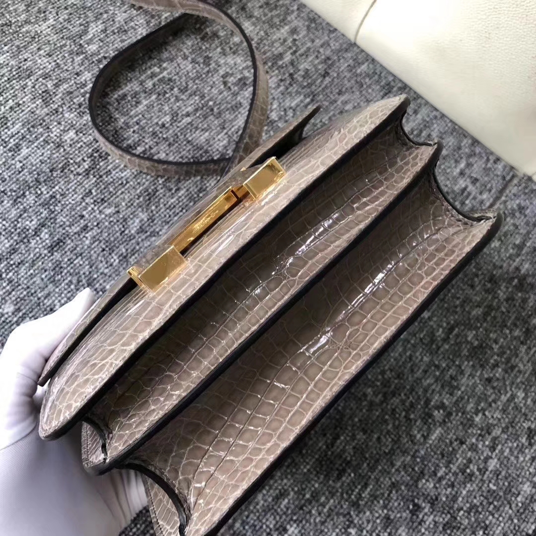 Hermès（爱马仕）Constance 空姐包 Alligator shiny 亮面鳄鱼 ck81 斑鸠灰 金扣 18cm 现货