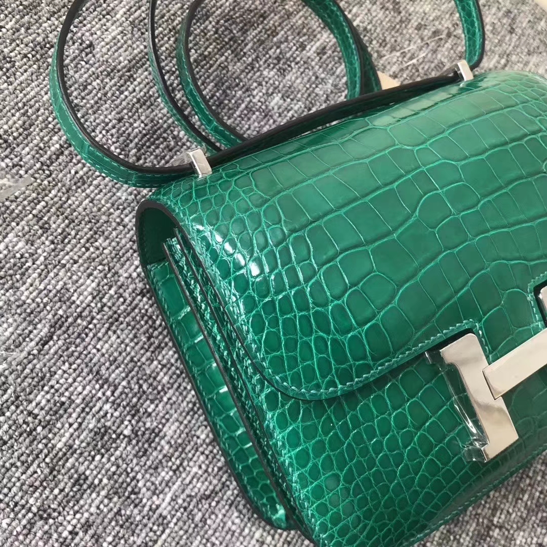 Hermès（爱马仕）Constance 空姐包 Alligator shiny 亮面鳄鱼 6Ｑ 翡翠绿 银扣 18cm 现货
