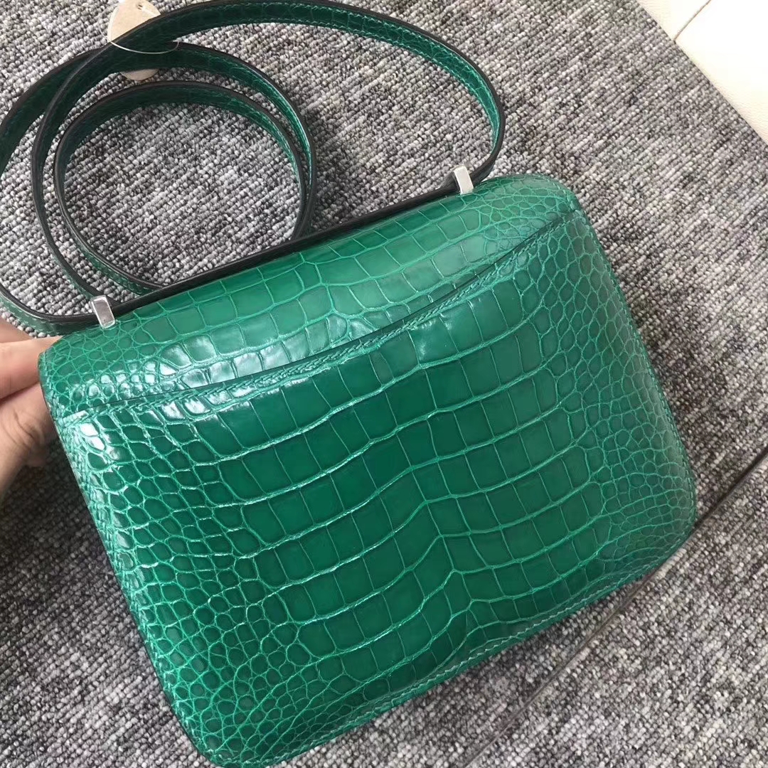 Hermès（爱马仕）Constance 空姐包 Alligator shiny 亮面鳄鱼 6Ｑ 翡翠绿 银扣 18cm 现货