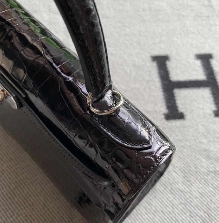 Hermès（爱马仕）Kelly 凯莉包 亮面澳洲湾鳄 黑色 银扣 28cm 现货