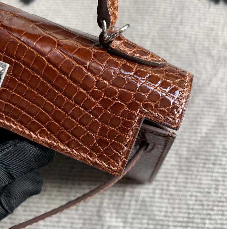 Hermès(爱马仕)Mini Kelly 迷你凯莉 焦糖色 亮面美洲鳄鱼 金扣 2代-拉尔森鳄鱼皮具定制 - 爱马仕包包官网 Hermès(爱马仕)Mini Kelly 迷你凯莉 焦糖色 亮面美洲鳄鱼 金扣 2代