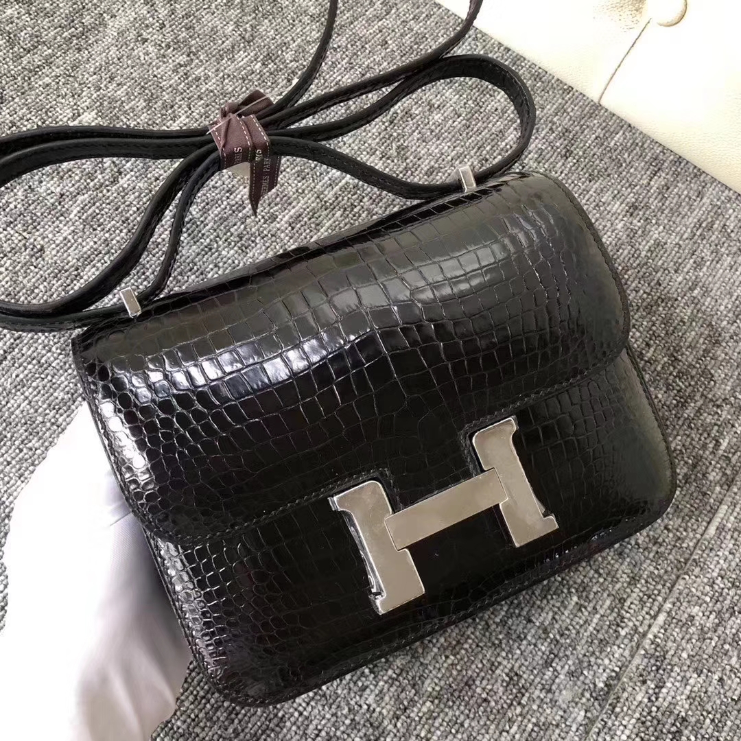 Hermès（爱马仕）Constance 空姐包 Porosus shiny 澳洲亮面鳄鱼  ck89 黑色 银扣 18cm 现货