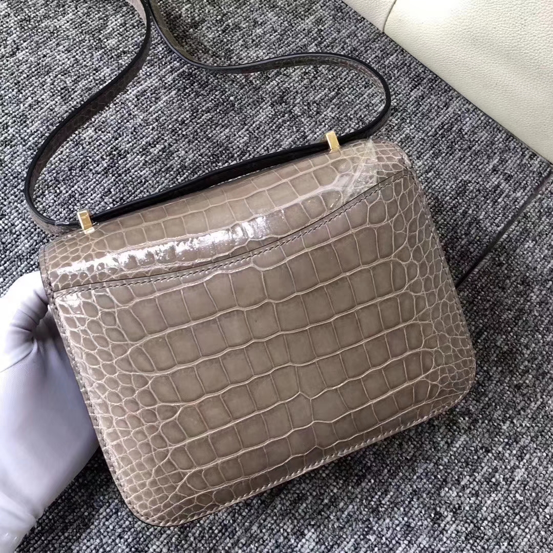 Hermès（爱马仕）Constance 空姐包 Alligator shiny 亮面鳄鱼 ck81 斑鸠灰 金扣 18cm 现货