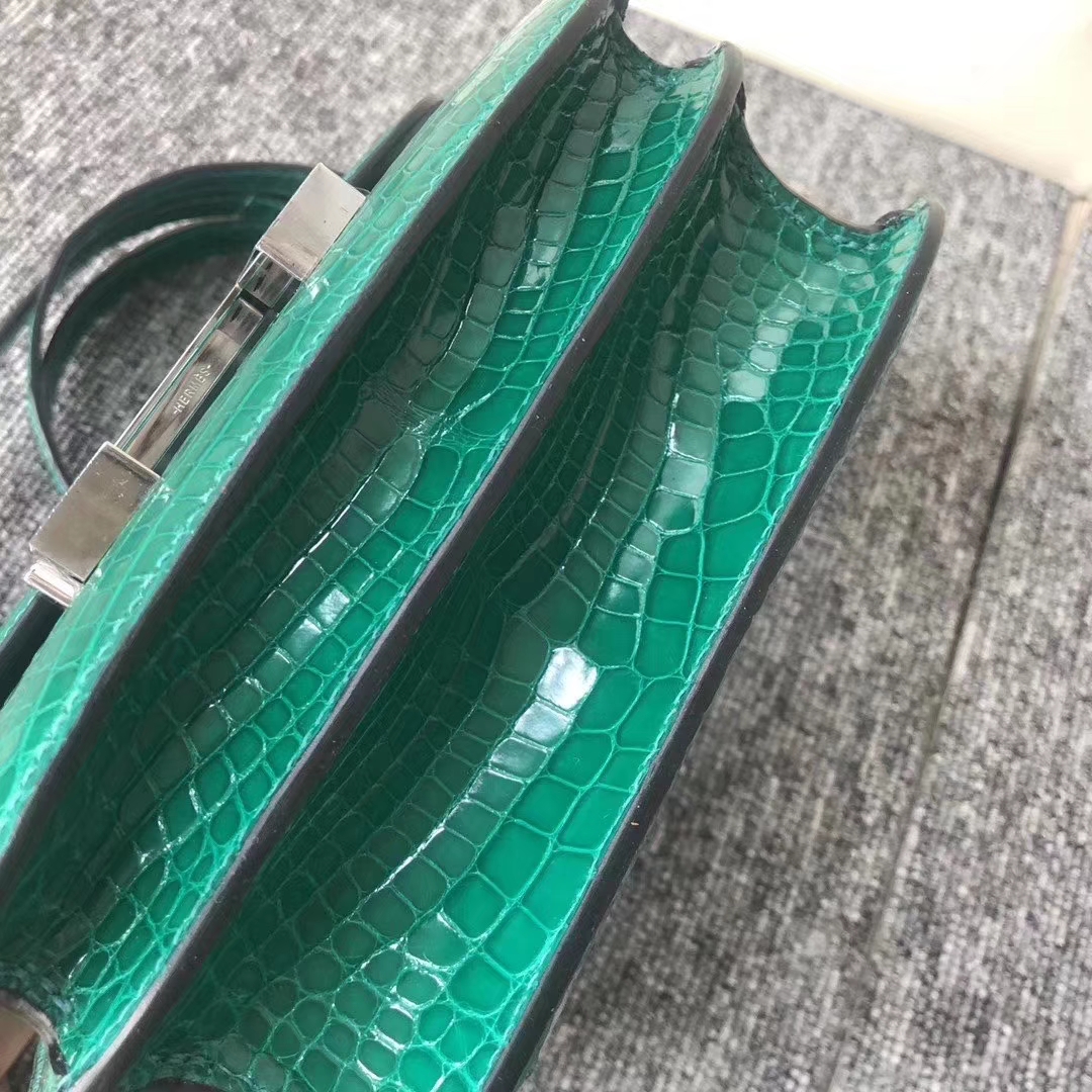 Hermès（爱马仕）Constance 空姐包 Alligator shiny 亮面鳄鱼 6Ｑ 翡翠绿 银扣 18cm 现货