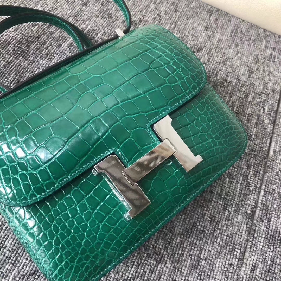 Hermès(爱马仕)Constance 空姐包 Alligator shiny 亮面鳄鱼 6Q 翡翠绿 银扣 18cm 现货-拉尔森鳄鱼皮具定制 - 爱马仕包包官网 Hermès(爱马仕)Constance 空姐包 Alligator shiny 亮面鳄鱼 6Q 翡翠绿 银扣 18cm 现货