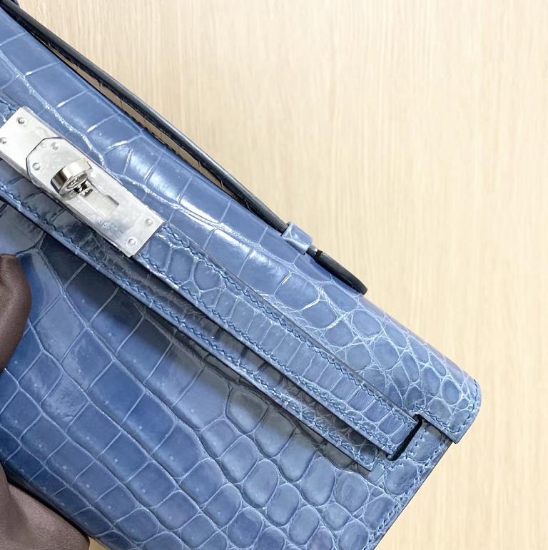 Hermès（爱马仕）Kelly cut Crocodile shiny 亮面鳄鱼 牛仔蓝 银扣 手拿包 31cm