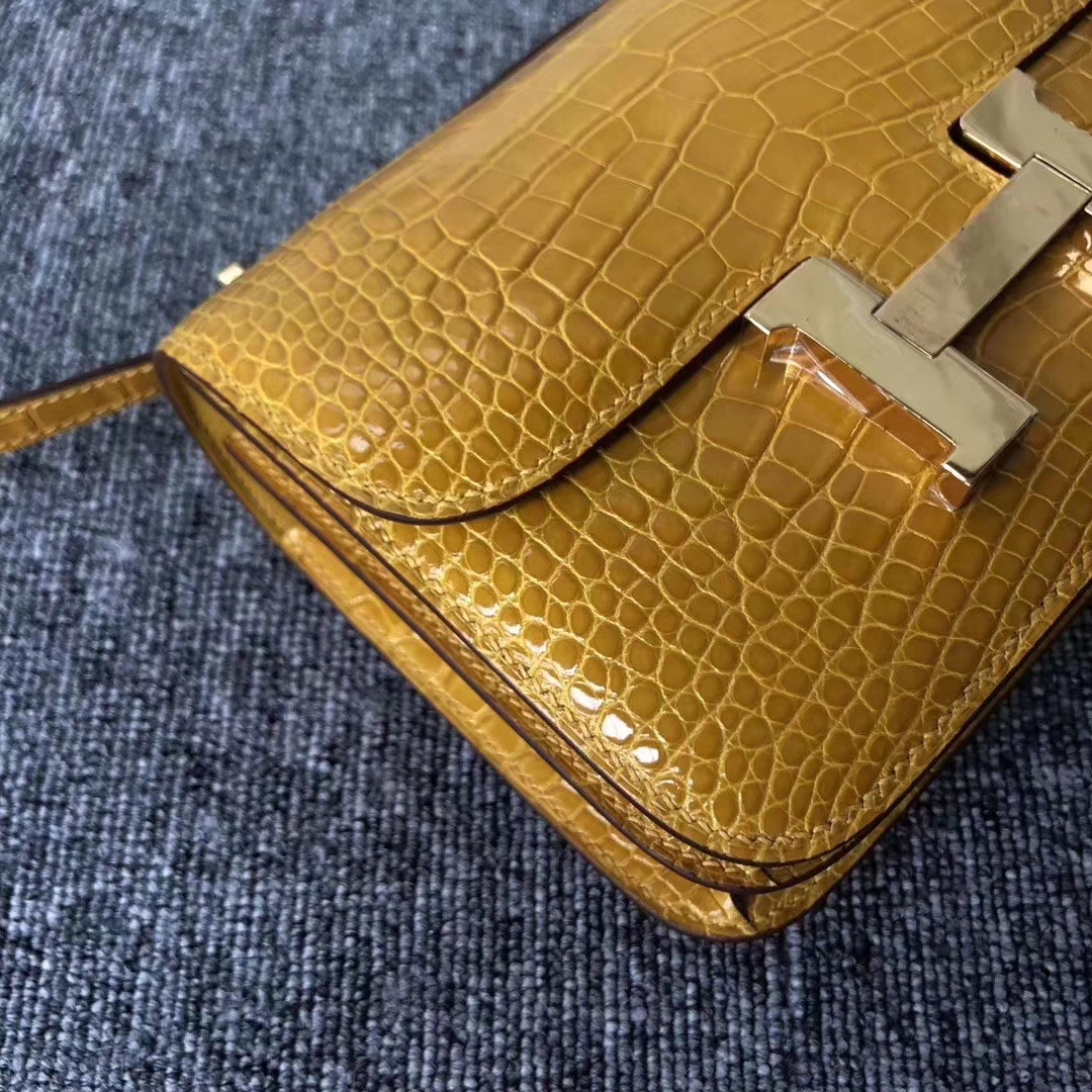 Hermès（爱马仕）Constance 空姐包 Alligator shiny 亮面鳄鱼 9D 琥珀黄 Ambre 金扣 18cm 现货
