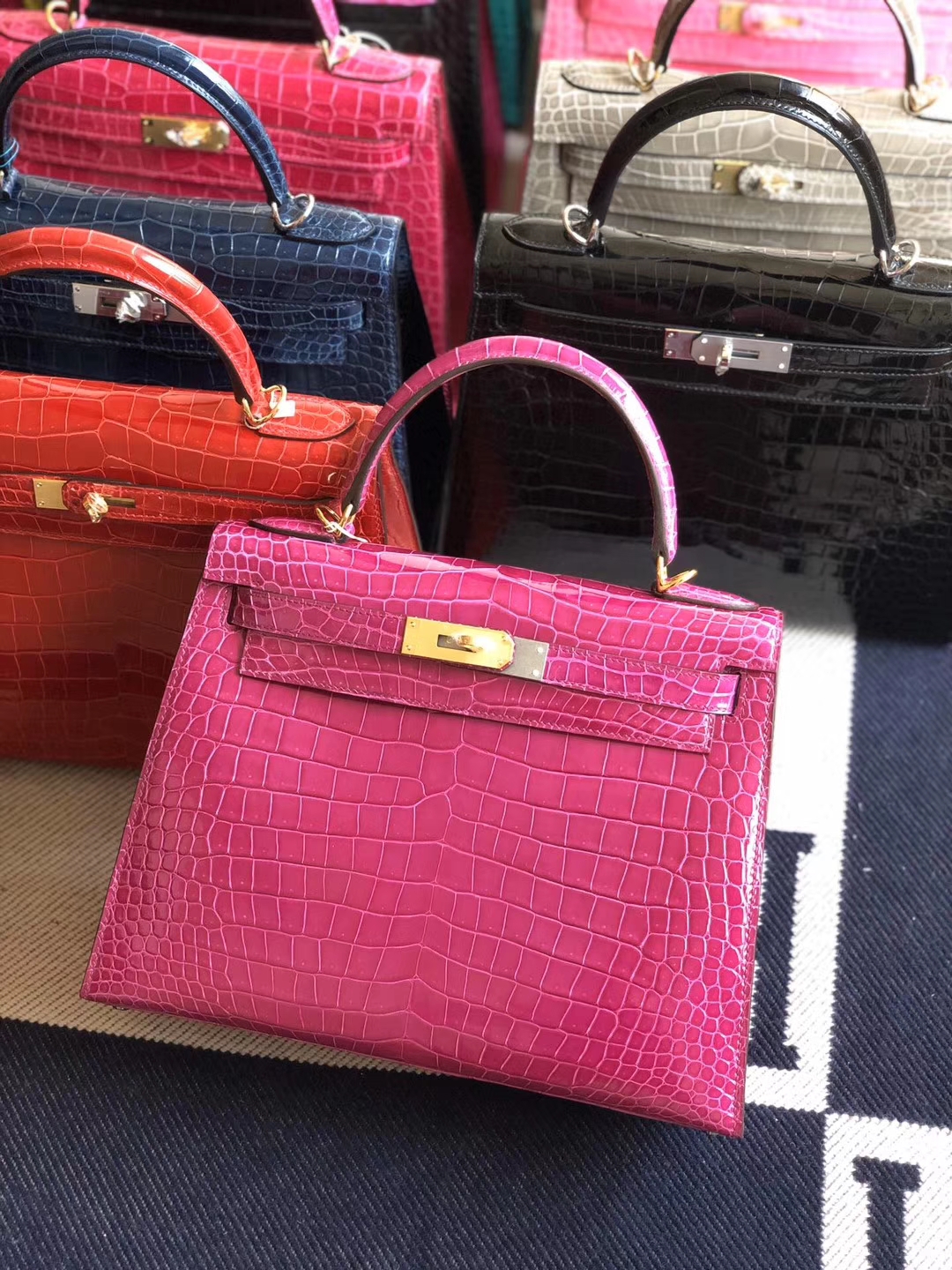 Hermès（爱马仕）Kelly 凯莉包 亮面澳洲湾鳄 J5 天方夜谭粉紫 金扣 28cm 现货