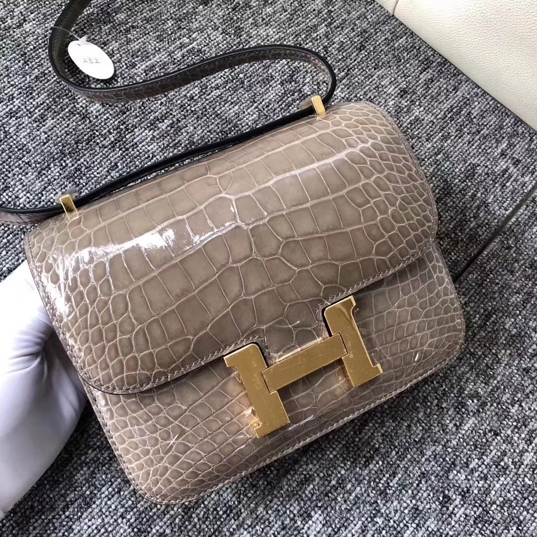 Hermès（爱马仕）Constance 空姐包 Alligator shiny 亮面鳄鱼 ck81 斑鸠灰 金扣 18cm 现货