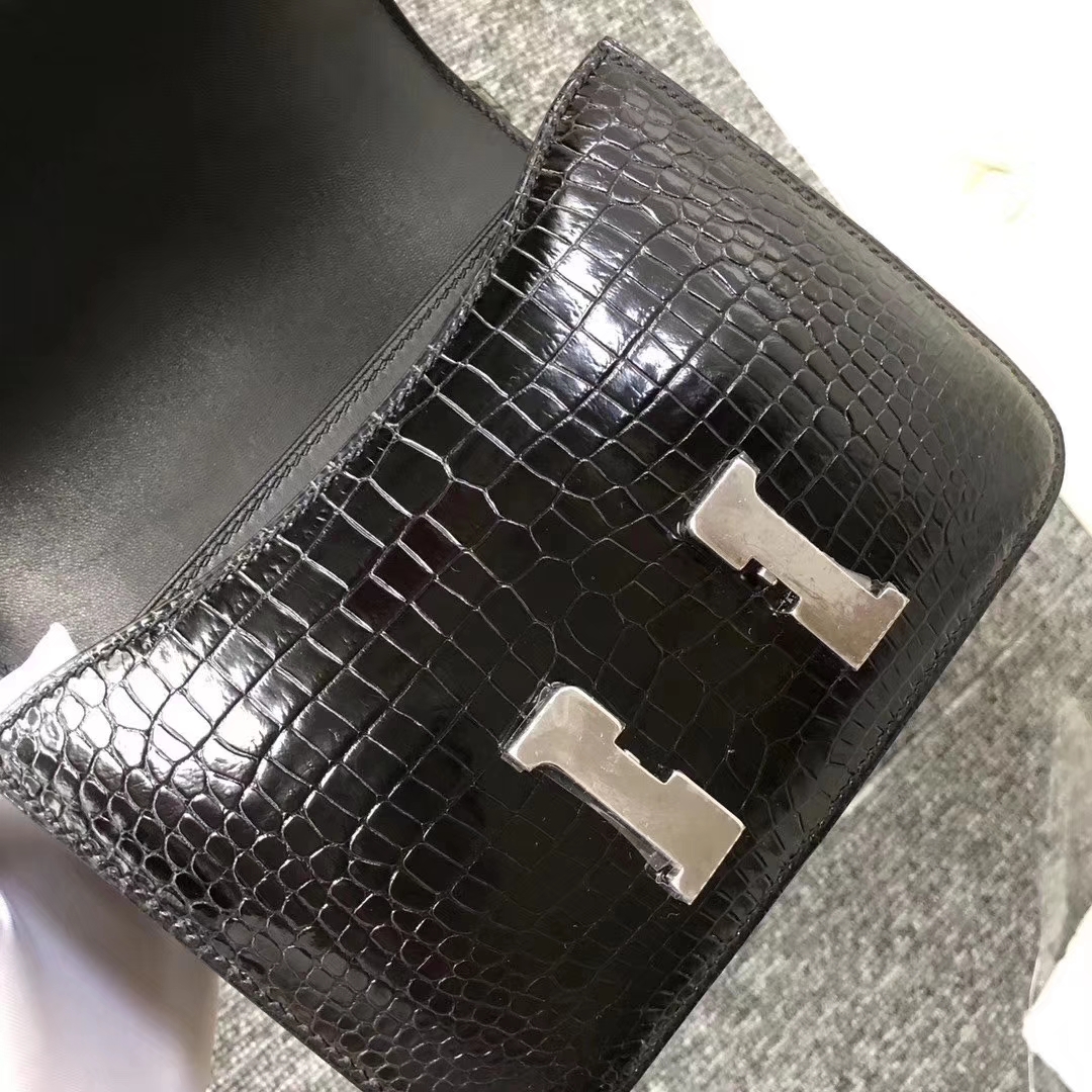Hermès（爱马仕）Constance 空姐包 Porosus shiny 澳洲亮面鳄鱼  ck89 黑色 银扣 18cm 现货