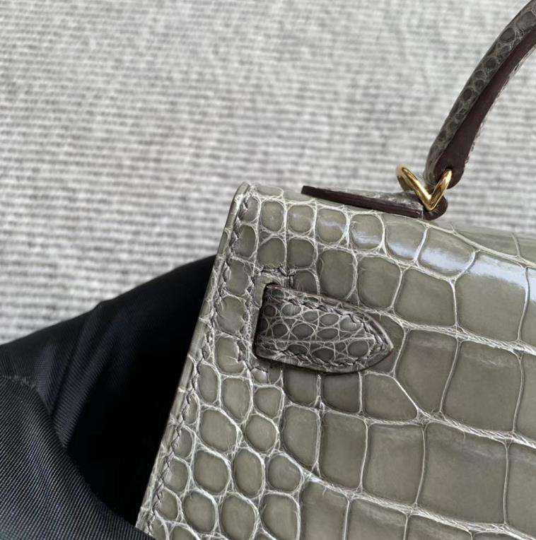 Hermès(爱马仕)Mini Kelly 迷你凯莉 斑鸠灰 亮面美洲鳄鱼 金扣 2代-拉尔森鳄鱼皮具定制 - 爱马仕包包官网 Hermès(爱马仕)Mini Kelly 迷你凯莉 斑鸠灰 亮面美洲鳄鱼 金扣 2代