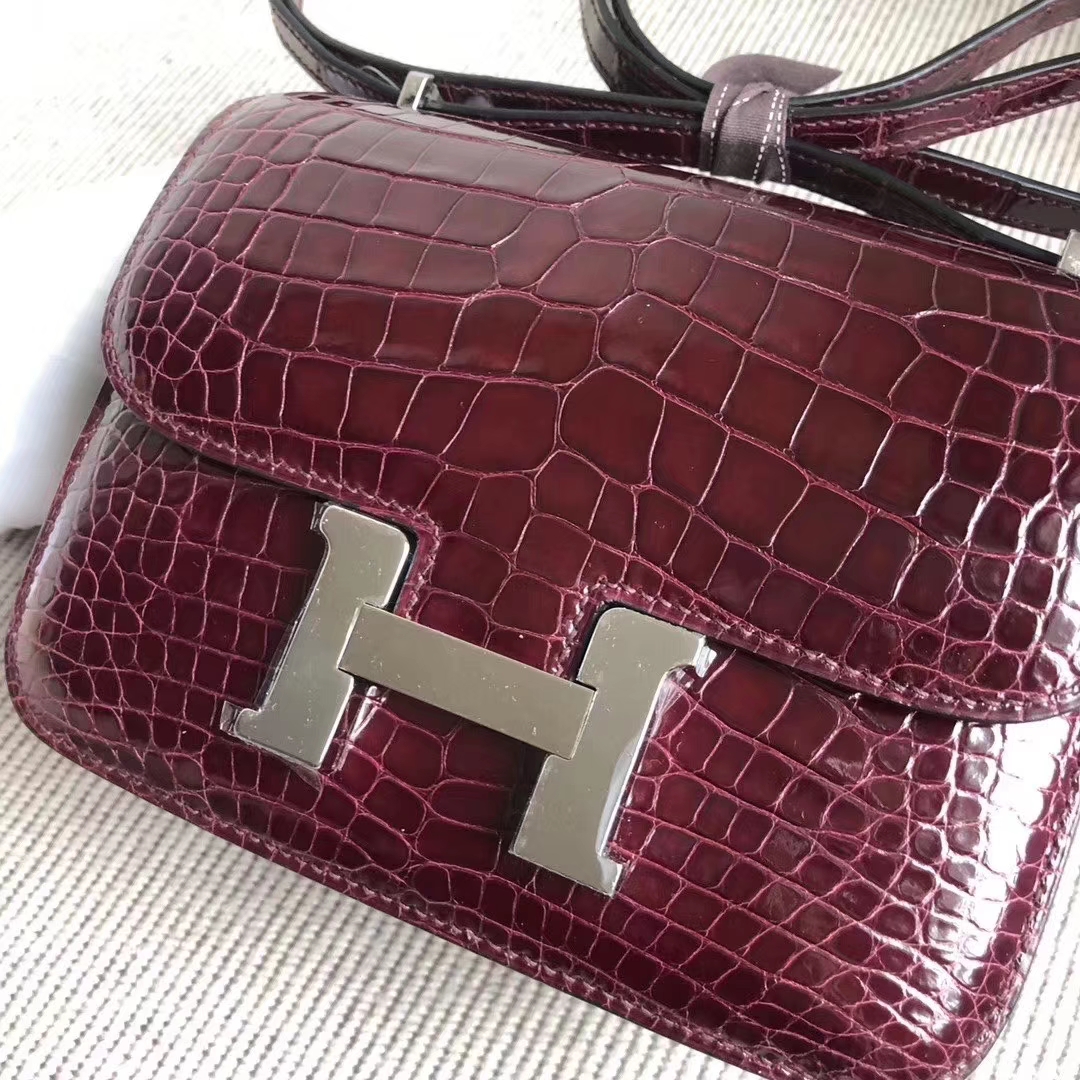 Hermès(爱马仕)Constance 空姐包 Alligator shiny 亮面鳄鱼 ck57 波尔多酒红 银扣 18cm 现货-拉尔森鳄鱼皮具定制 - 爱马仕包包官网 Hermès(爱马仕)Constance 空姐包 Alligator shiny 亮面鳄鱼 ck57 波尔多酒红 银扣 18cm 现货