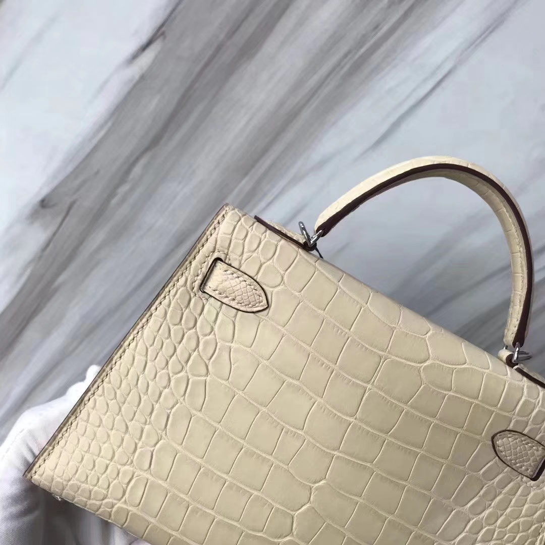 Hermès（爱马仕）Mini Kelly 迷你凯莉 雾面框框美洲鳄 Y1香草色 顶级工艺 蜡线全手工 银扣 19cm 2代