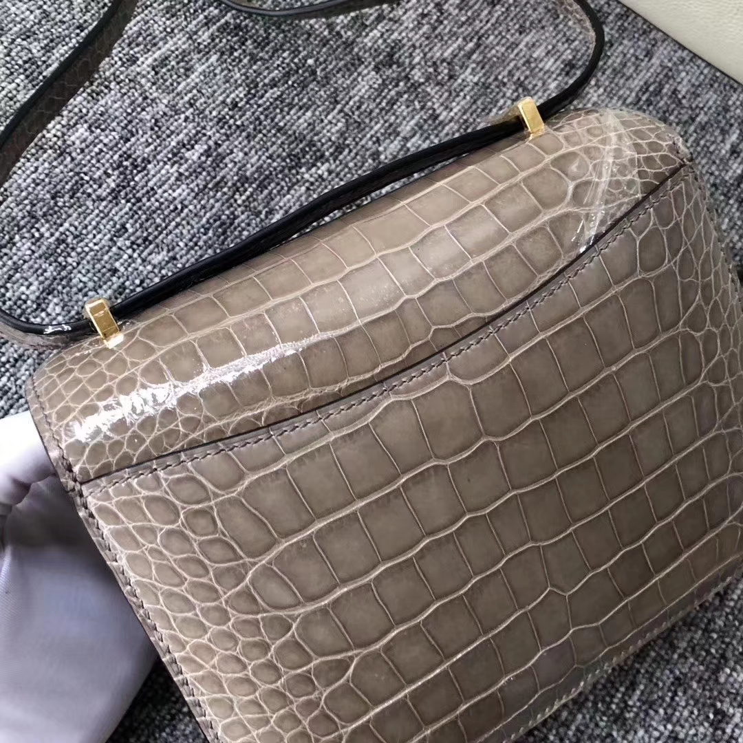 Hermès（爱马仕）Constance 空姐包 Alligator shiny 亮面鳄鱼 ck81 斑鸠灰 金扣 18cm 现货