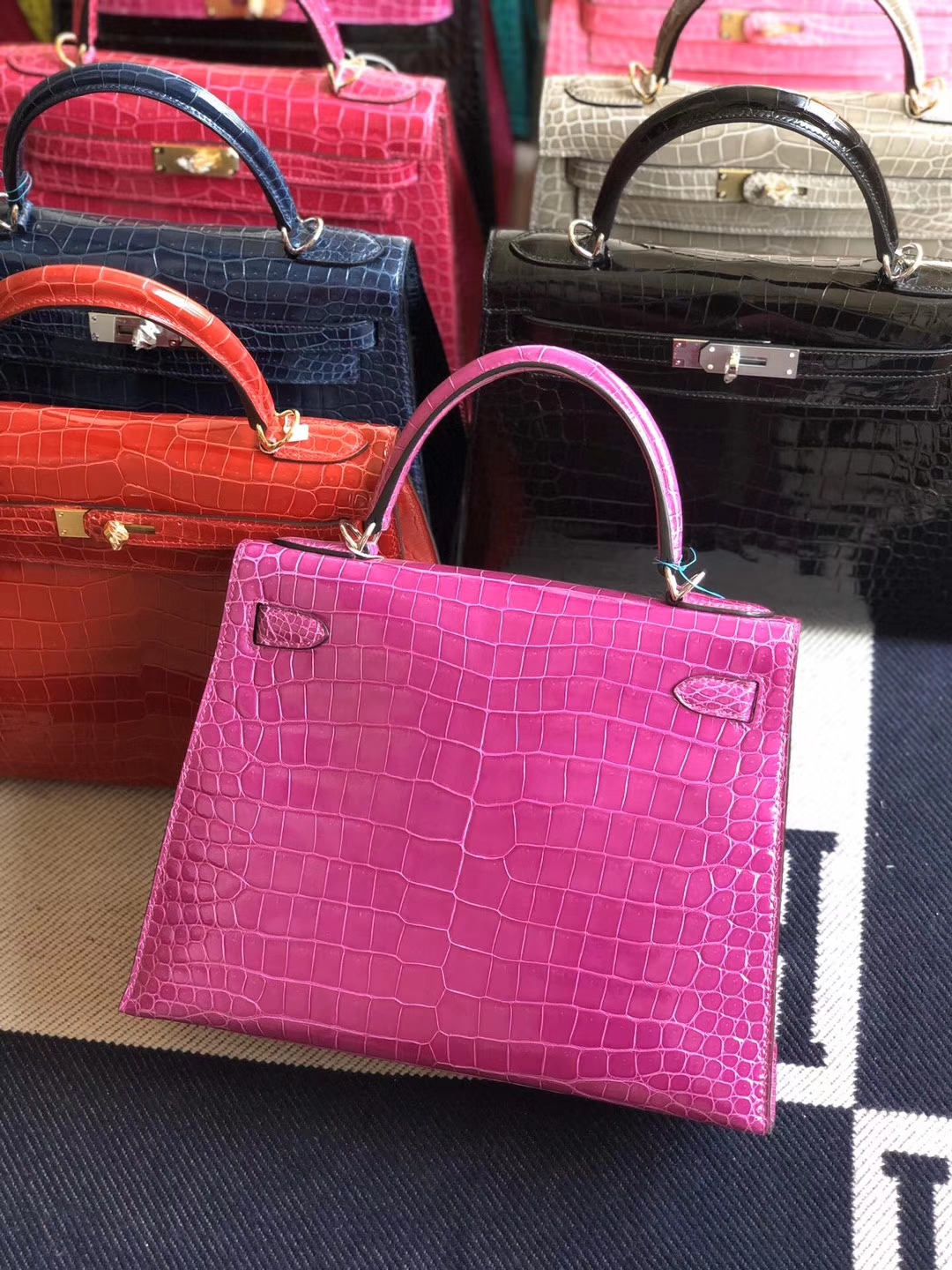 Hermès(爱马仕)Kelly 凯莉包 亮面澳洲湾鳄 J5 天方夜谭粉紫 金扣 28cm 现货-拉尔森鳄鱼皮具定制 - 爱马仕包包官网 Hermès(爱马仕)Kelly 凯莉包 亮面澳洲湾鳄 J5 天方夜谭粉紫 金扣 28cm 现货