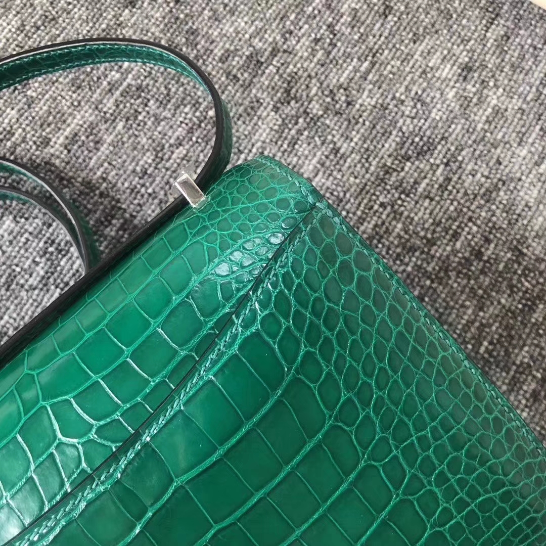 Hermès（爱马仕）Constance 空姐包 Alligator shiny 亮面鳄鱼 6Ｑ 翡翠绿 银扣 18cm 现货
