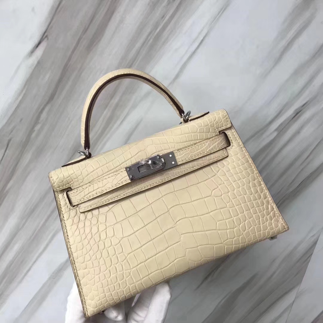 Hermès（爱马仕）Mini Kelly 迷你凯莉 雾面框框美洲鳄 Y1香草色 顶级工艺 蜡线全手工 银扣 19cm 2代
