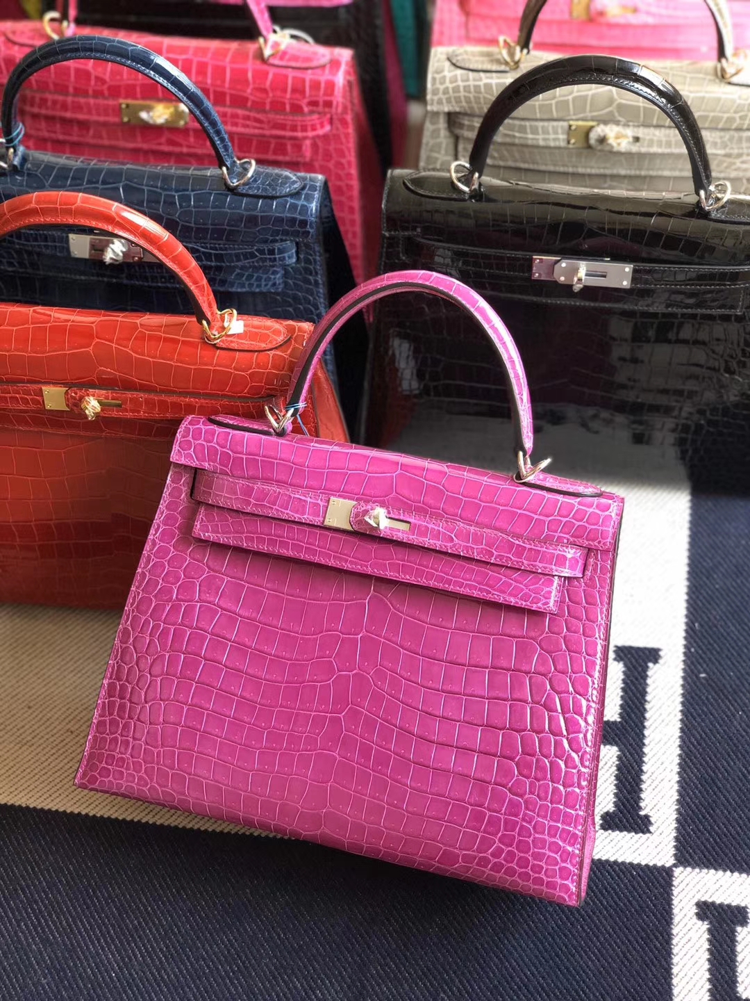Hermès（爱马仕）Kelly 凯莉包 亮面澳洲湾鳄 J5 天方夜谭粉紫 金扣 28cm 现货