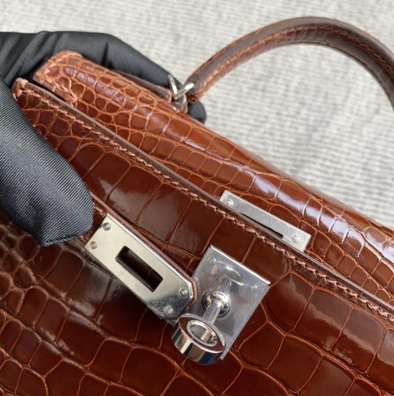 Hermès（爱马仕）Mini Kelly 迷你凯莉 焦糖色 亮面美洲鳄鱼 金扣 2代