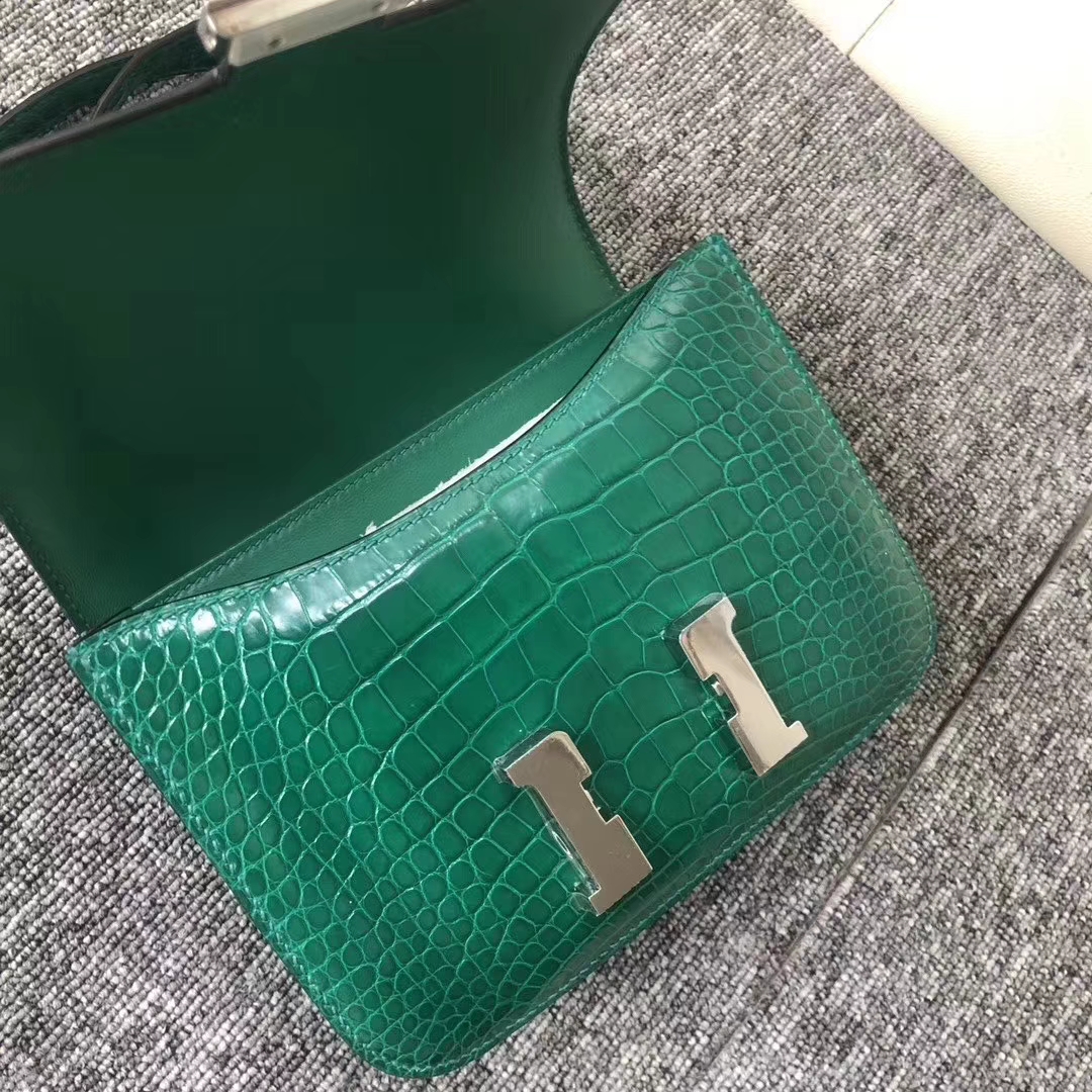 Hermès（爱马仕）Constance 空姐包 Alligator shiny 亮面鳄鱼 6Ｑ 翡翠绿 银扣 18cm 现货
