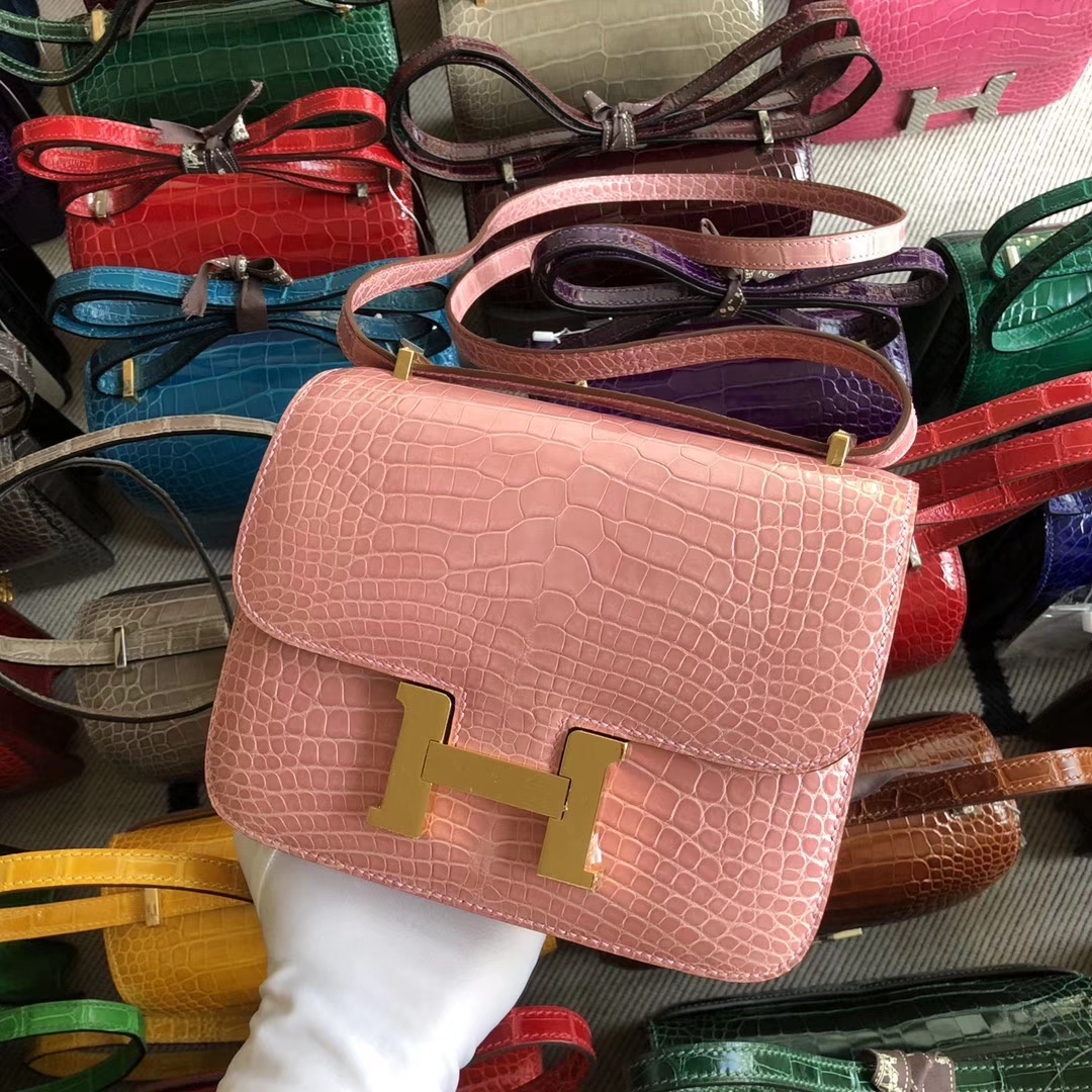 Hermès（爱马仕）Constance 空姐包 18cm Alligator shiny 亮面鳄鱼 1Ｑ 奶昔粉 金扣 现货