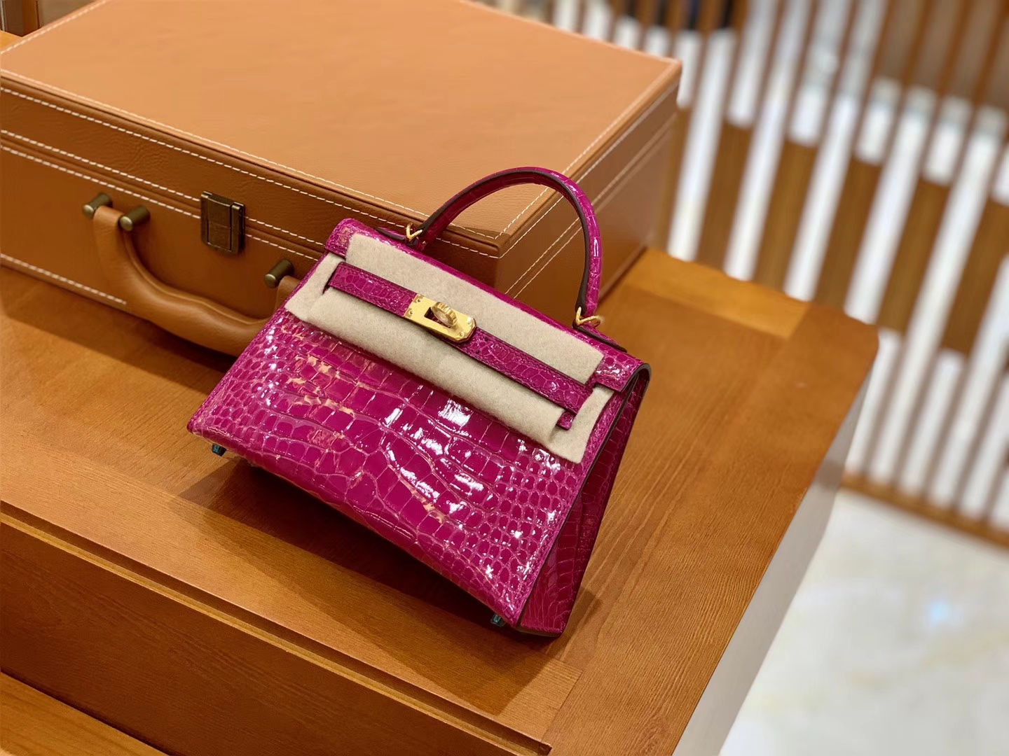Hermès(爱马仕)Mini Kelly 迷你凯莉 天方夜谭紫 亮面鳄鱼 臻品级别 金扣 19cm-拉尔森鳄鱼皮具定制 - 爱马仕包包官网 Hermès(爱马仕)Mini Kelly 迷你凯莉 天方夜谭紫 亮面鳄鱼 臻品级别 金扣 19cm