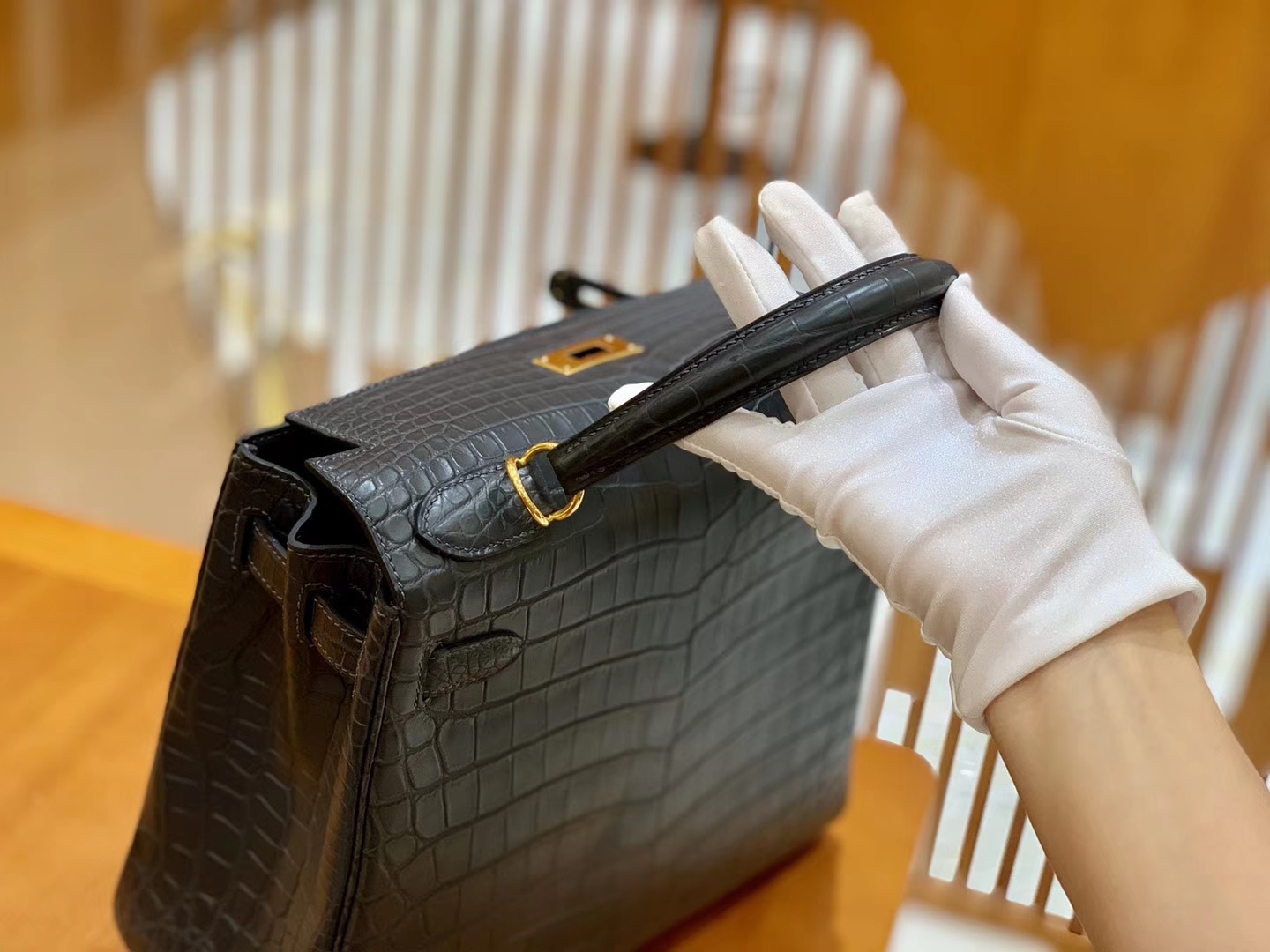 Hermès(爱马仕)Kelly 28cm 铁灰色 金扣 进口 哑光尼罗鳄鱼皮 全手工缝制-拉尔森鳄鱼皮具定制 - 爱马仕包包官网 Hermès(爱马仕)Kelly 28cm 铁灰色 金扣 进口 哑光尼罗鳄鱼皮 全手工缝制