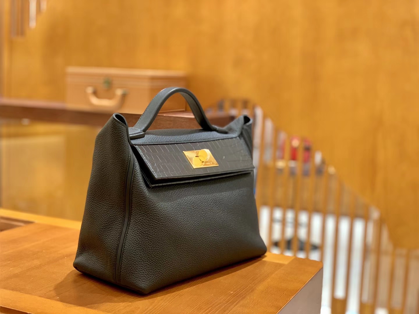 Hermès(爱马仕)Kelly-2424 黑色 原厂御用顶级小牛皮拼鳄鱼皮 togo 金扣 29cm-拉尔森鳄鱼皮具定制 - 爱马仕包包官网 Hermès(爱马仕)Kelly-2424 黑色 原厂御用顶级小牛皮拼鳄鱼皮 togo 金扣 29cm