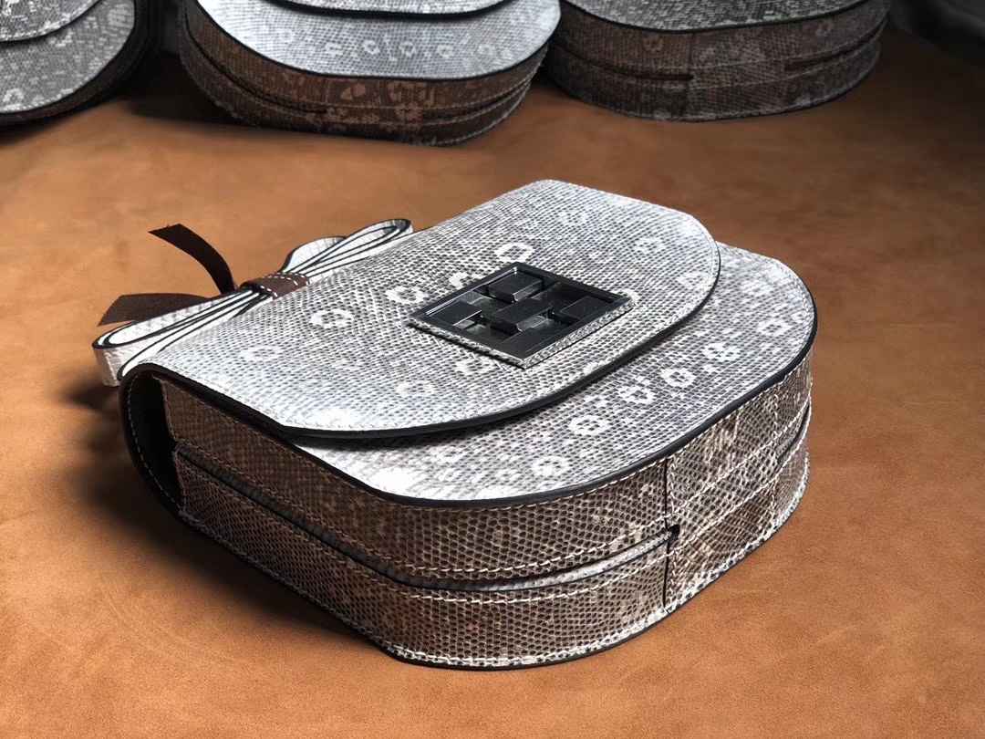 Hermès（爱马仕）马赛克 17cm 蜥蜴自然色 银扣