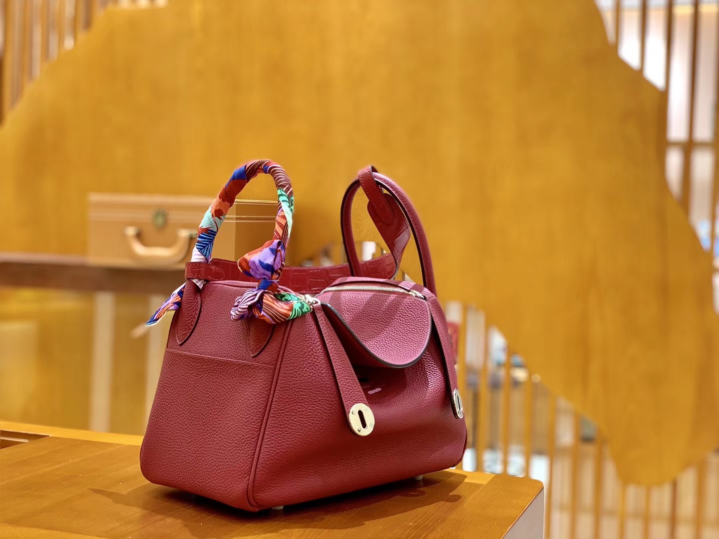 Hermès(爱马仕)Lindy 26cm 石榴红 银扣 鳄鱼皮拼togo 全手工缝制-拉尔森鳄鱼皮具定制 - 爱马仕包包官网 Hermès(爱马仕)Lindy 26cm 石榴红 银扣 鳄鱼皮拼togo 全手工缝制