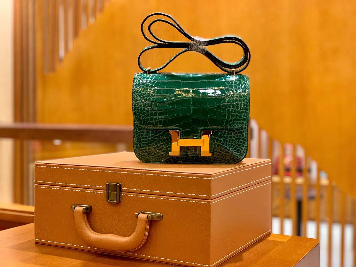 Hermès（爱马仕）Constance 18cm 宝石绿 金扣 美洲亮面 鳄鱼皮 全手工缝制