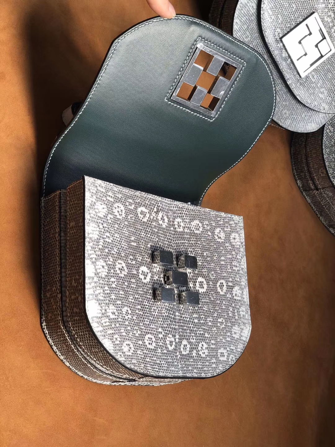 Hermès（爱马仕）马赛克 17cm 蜥蜴自然色 银扣
