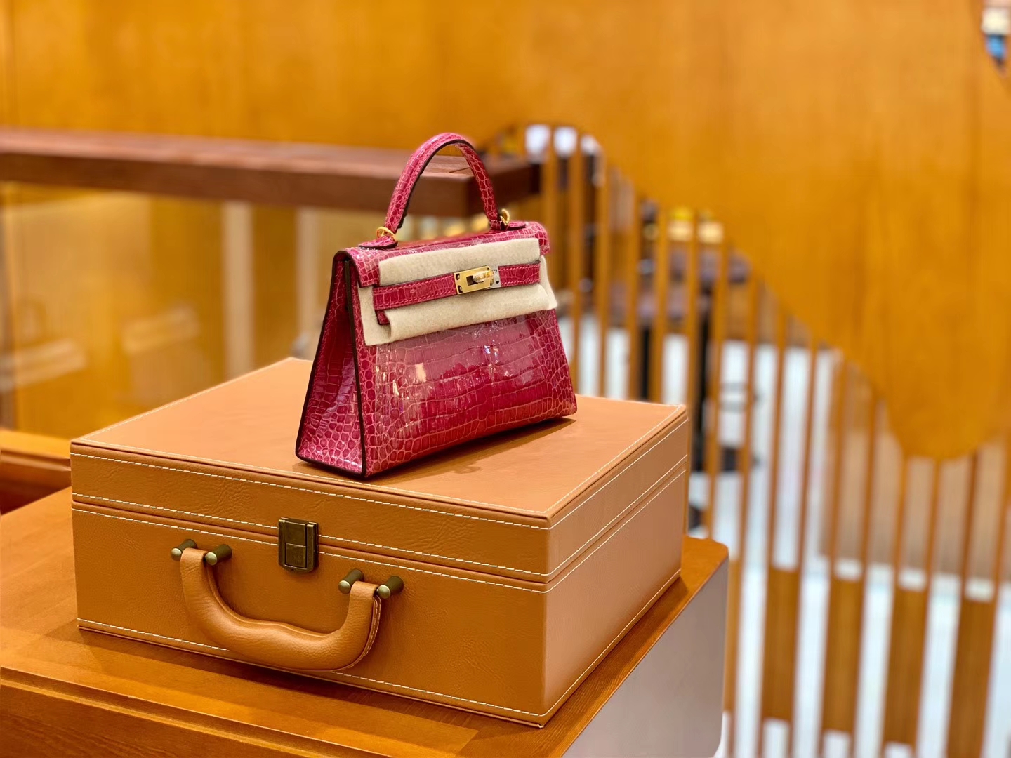 Hermès(爱马仕)Mini Kelly 迷你凯莉 桃红 一级美洲鳄鱼皮 臻品级别 金扣 19cm-拉尔森鳄鱼皮具定制 - 爱马仕包包官网 Hermès(爱马仕)Mini Kelly 迷你凯莉 桃红 一级美洲鳄鱼皮 臻品级别 金扣 19cm