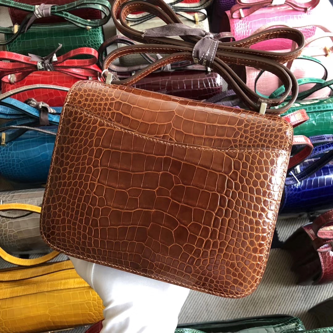 Hermès(爱马仕)Constance 空姐包 18cm Alligator shiny 亮面鳄鱼 ck31 蜜糖棕 银扣 现货-拉尔森鳄鱼皮具定制 - 爱马仕包包官网 Hermès(爱马仕)Constance 空姐包 18cm Alligator shiny 亮面鳄鱼 ck31 蜜糖棕 银扣 现货