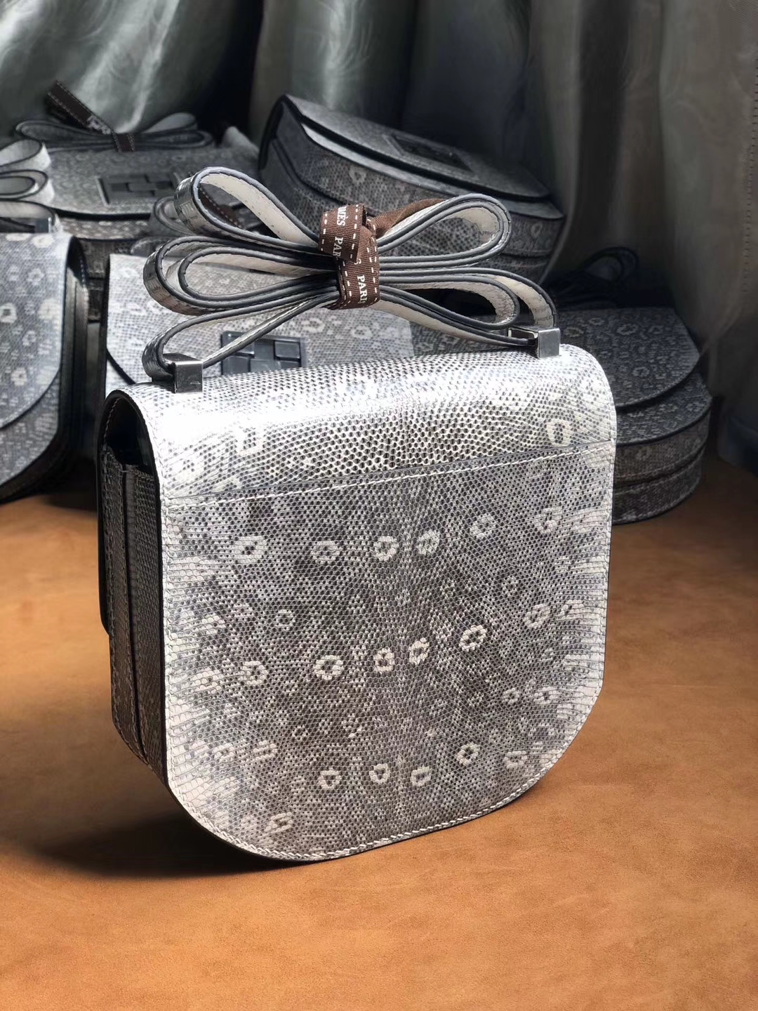 Hermès（爱马仕）马赛克 17cm 蜥蜴自然色 银扣