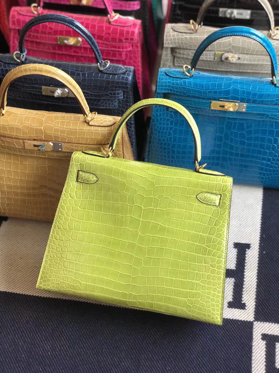 Hermès(爱马仕)Kelly 凯莉包 crocodile 亮面湾鳄 奇异果绿 顶级工艺 蜡线全手工 金扣 28cm-拉尔森鳄鱼皮具定制 - 爱马仕包包官网 Hermès(爱马仕)Kelly 凯莉包 crocodile 亮面湾鳄 奇异果绿 顶级工艺 蜡线全手工 金扣 28cm