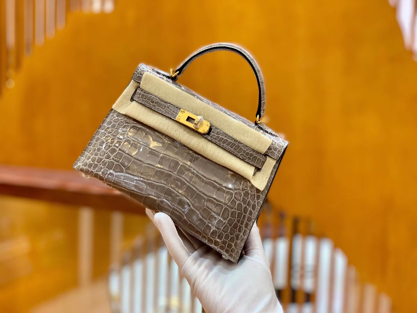 Hermès（爱马仕）Mini Kelly 迷你凯莉 斑鸠灰 亮面鳄鱼 臻品级别 金扣 19cm