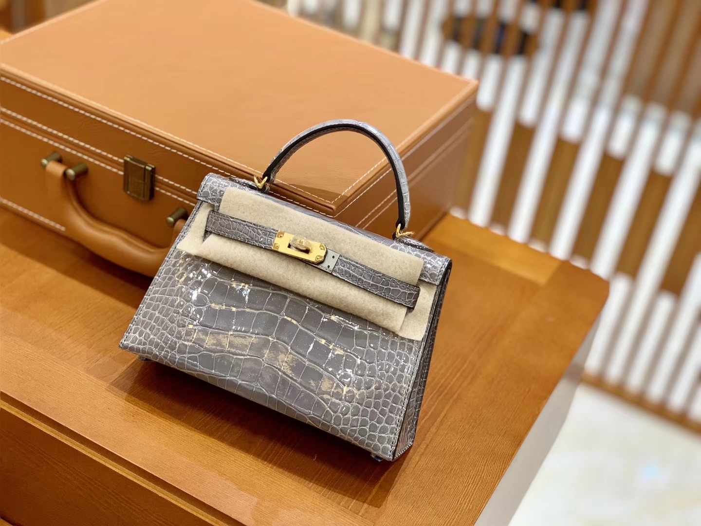 Hermès(爱马仕)Mini Kelly 19cm 巴黎灰 银扣 一级 美洲 鳄鱼皮 臻品级别-拉尔森鳄鱼皮具定制 - 爱马仕包包官网 Hermès(爱马仕)Mini Kelly 19cm 巴黎灰 银扣 一级 美洲 鳄鱼皮 臻品级别