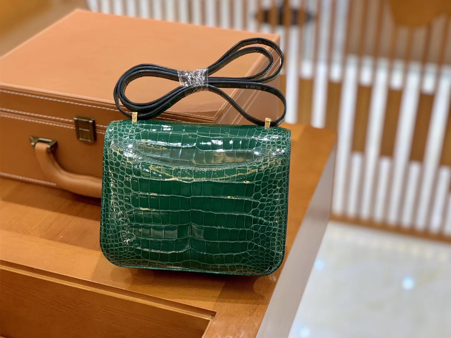 Hermès（爱马仕）Constance 18cm 宝石绿 金扣 美洲亮面 鳄鱼皮 全手工缝制