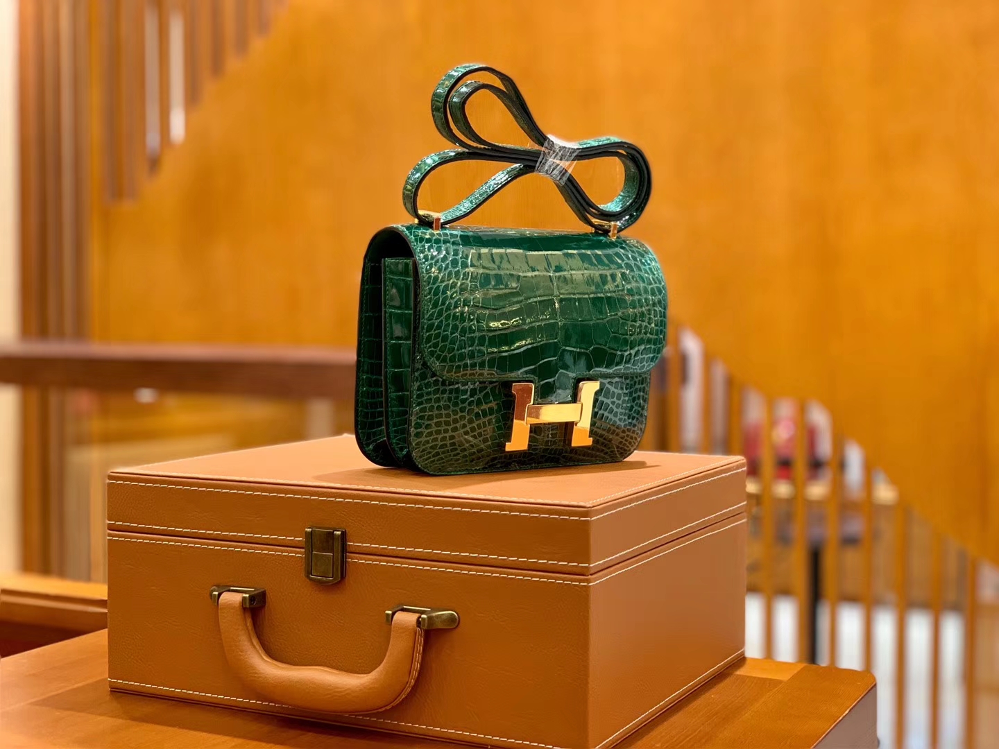 Hermès(爱马仕)Constance 18cm 宝石绿 金扣 美洲亮面 鳄鱼皮 全手工缝制-拉尔森鳄鱼皮具定制 - 爱马仕包包官网 Hermès(爱马仕)Constance 18cm 宝石绿 金扣 美洲亮面 鳄鱼皮 全手工缝制