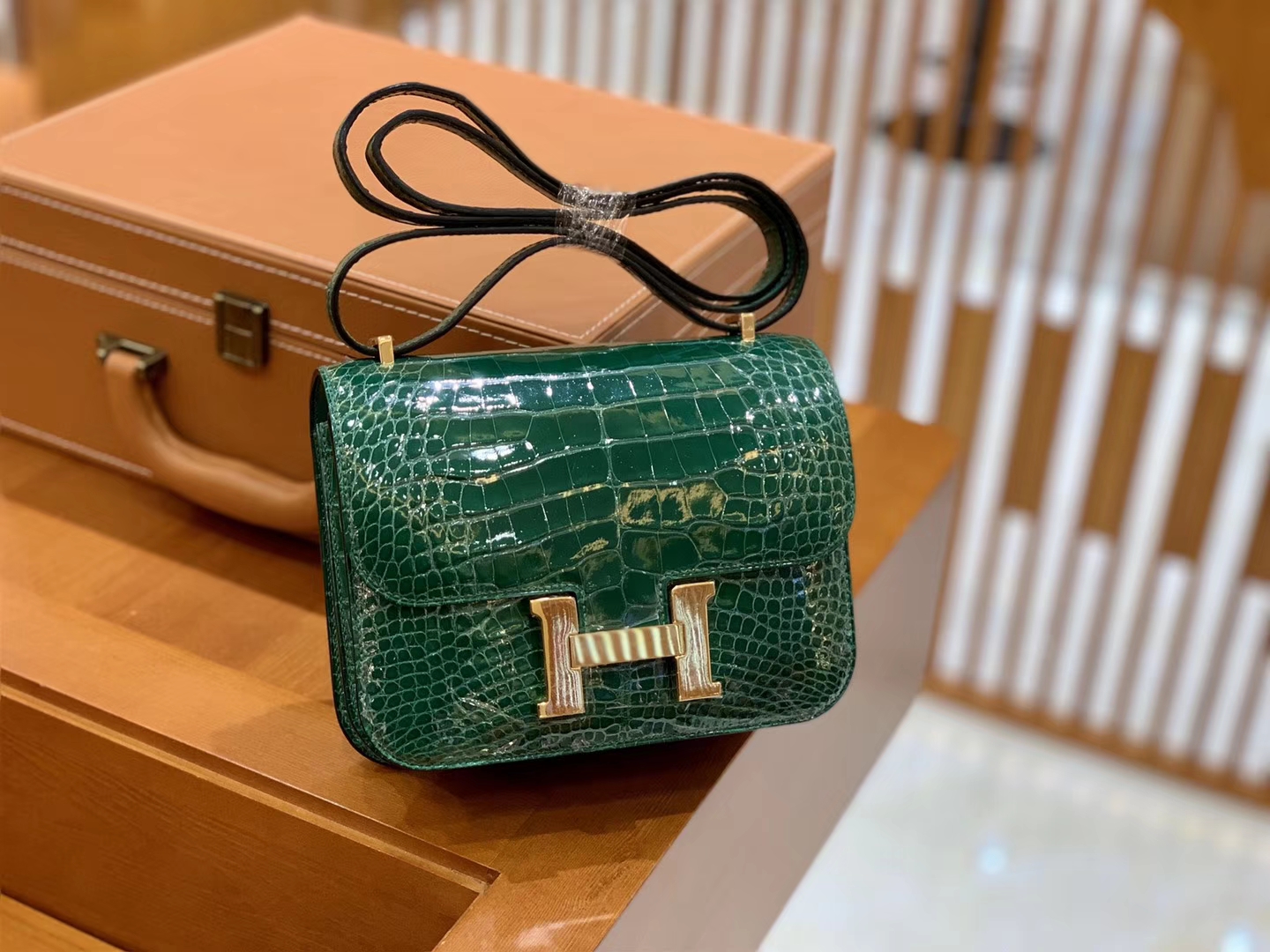 Hermès（爱马仕）Constance 18cm 宝石绿 金扣 美洲亮面 鳄鱼皮 全手工缝制