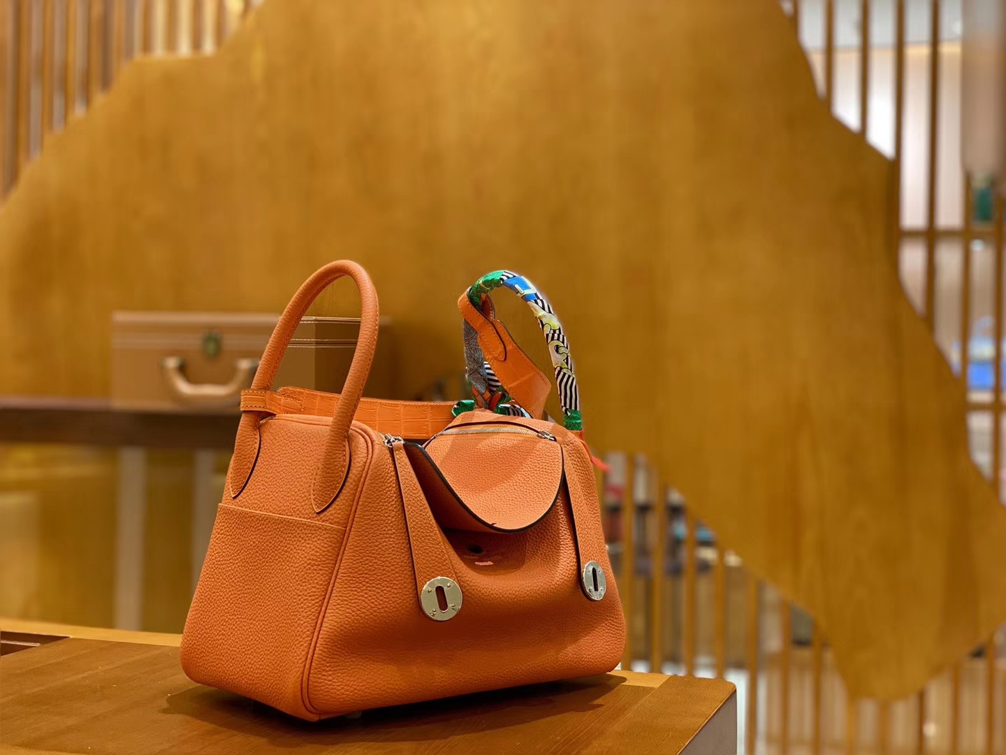 Hermès(爱马仕)Lindy 26cm 火焰橙 银扣 鳄鱼皮拼togo 全手工缝制-拉尔森鳄鱼皮具定制 - 爱马仕包包官网 Hermès(爱马仕)Lindy 26cm 火焰橙 银扣 鳄鱼皮拼togo 全手工缝制