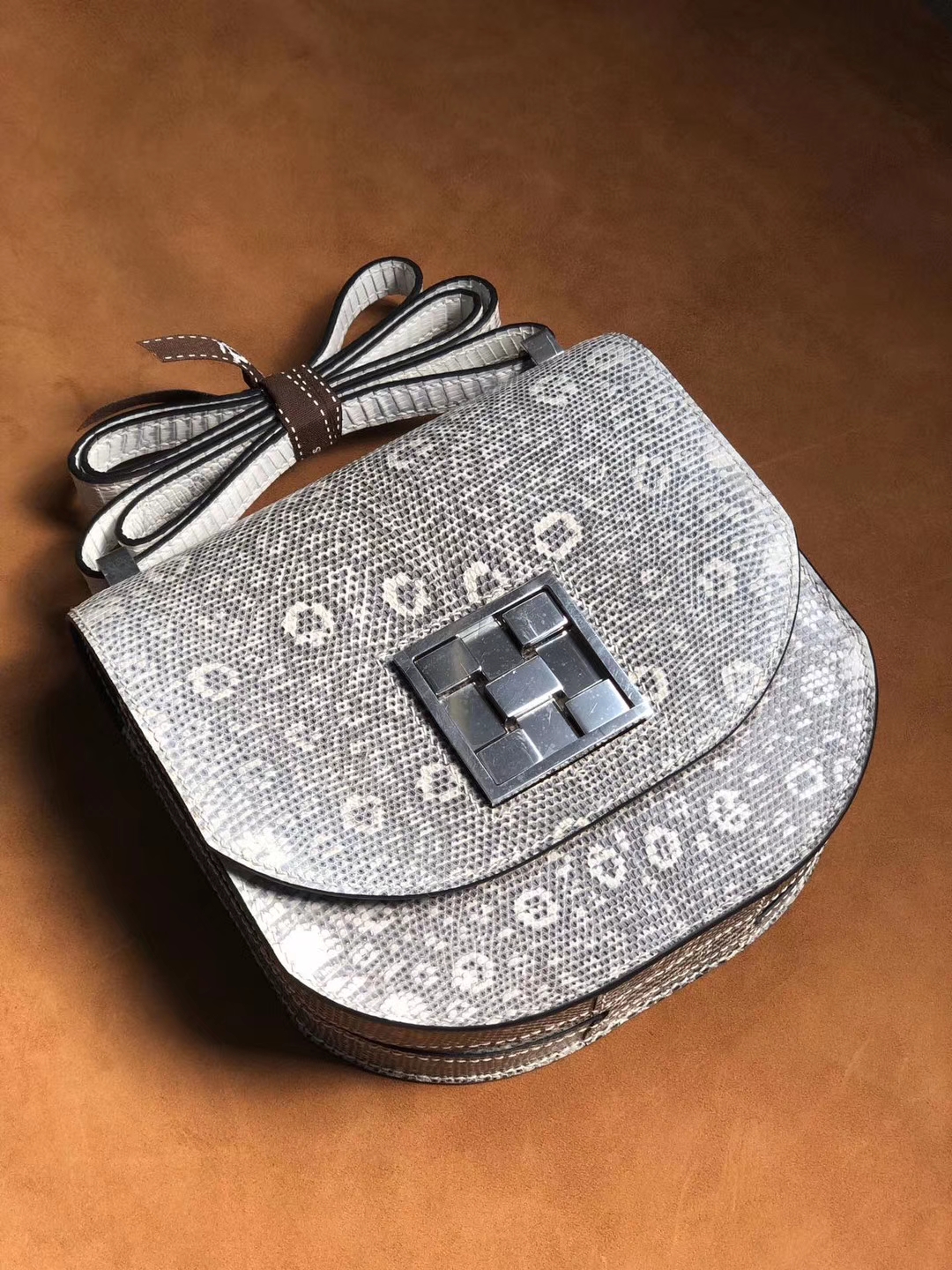 Hermès（爱马仕）马赛克 17cm 蜥蜴自然色 银扣