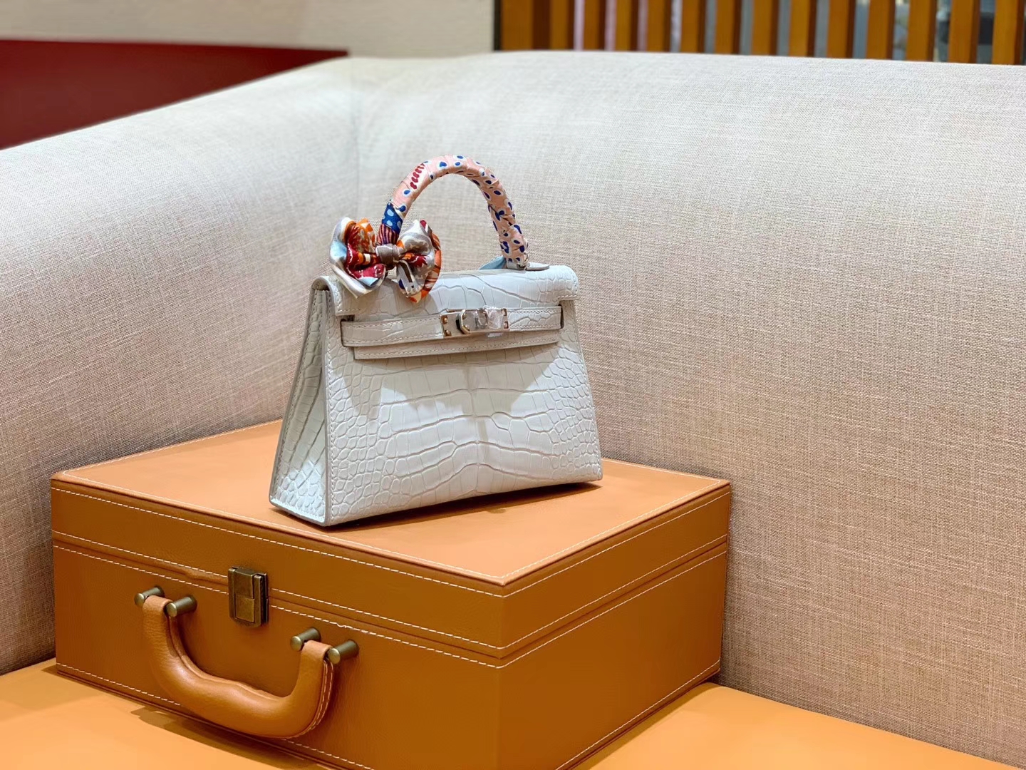 Hermès(爱马仕)Mini Kelly 19cm 珍珠灰 银扣 一级 美洲 鳄鱼皮 臻品级别-拉尔森鳄鱼皮具定制 - 爱马仕包包官网 Hermès(爱马仕)Mini Kelly 19cm 珍珠灰 银扣 一级 美洲 鳄鱼皮 臻品级别