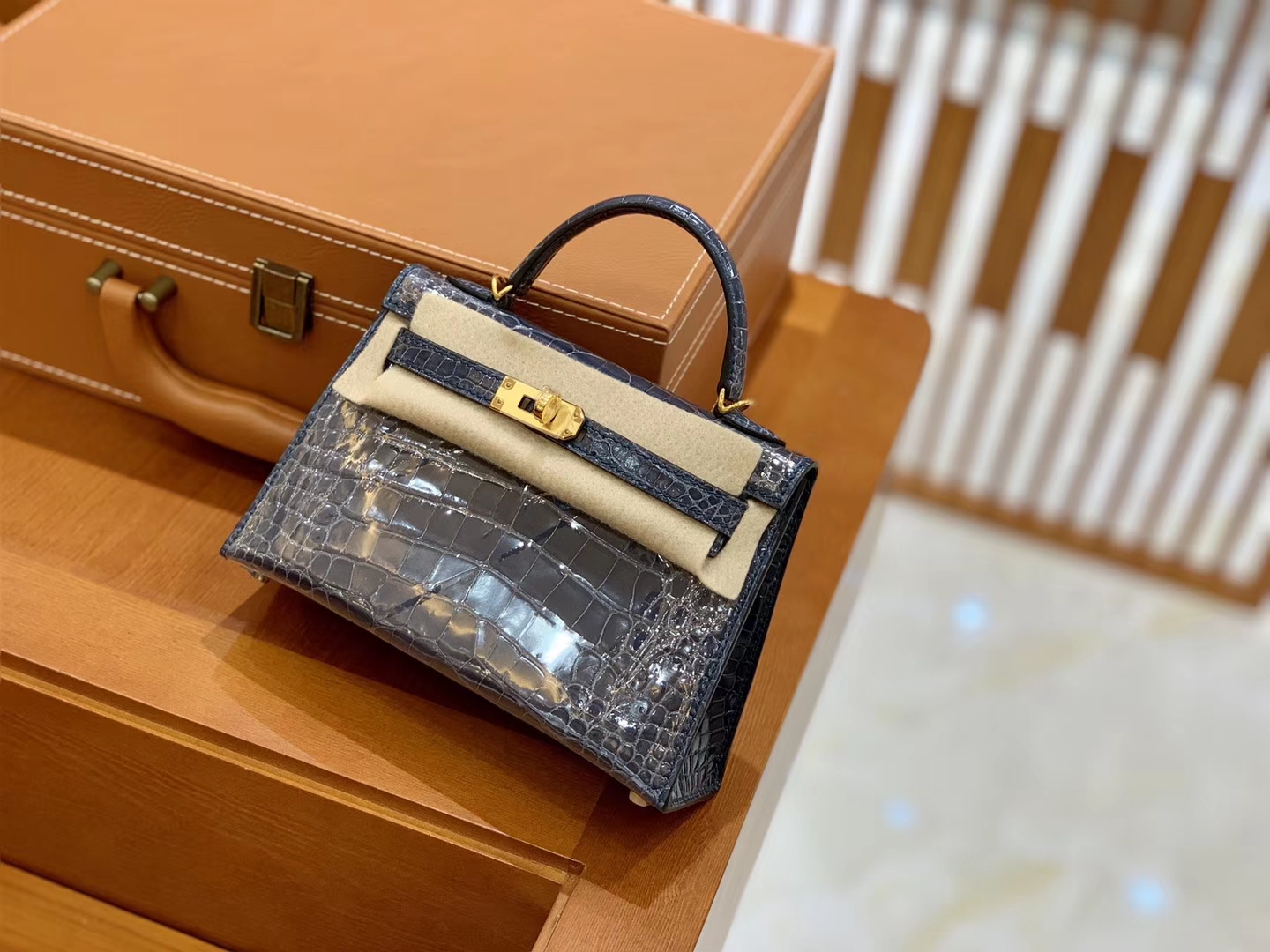 Hermès(爱马仕)Mini Kelly 迷你凯莉 风暴蓝 亮面鳄鱼 一级 顶端级别 美洲 臻品级别 金银扣 19cm-拉尔森鳄鱼皮具定制 - 爱马仕包包官网 Hermès(爱马仕)Mini Kelly 迷你凯莉 风暴蓝 亮面鳄鱼 一级 顶端级别 美洲 臻品级别 金银扣 19cm