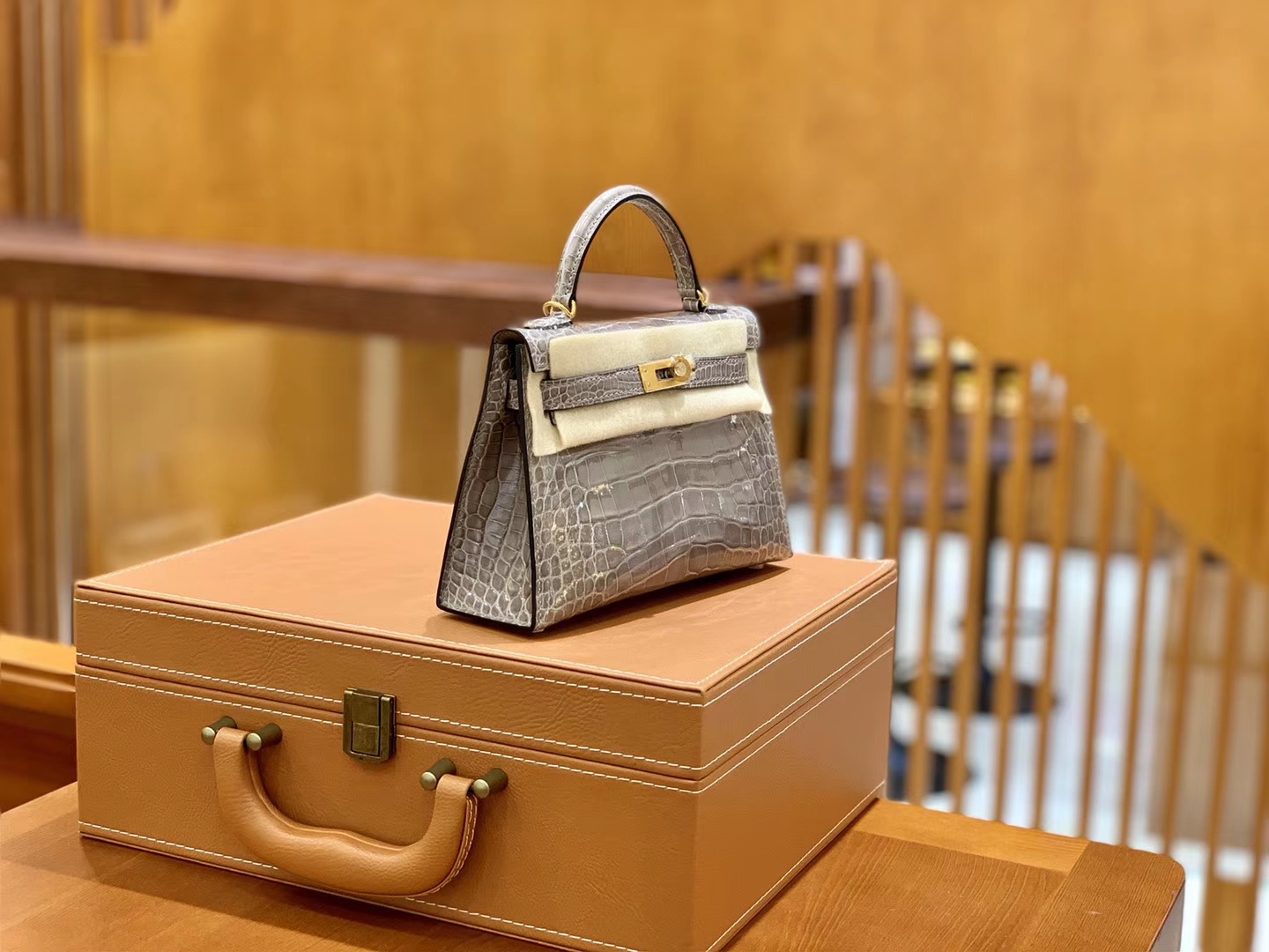 Hermès（爱马仕）Mini Kelly 迷你凯莉 斑鸠灰 亮面鳄鱼 臻品级别 金扣 19cm