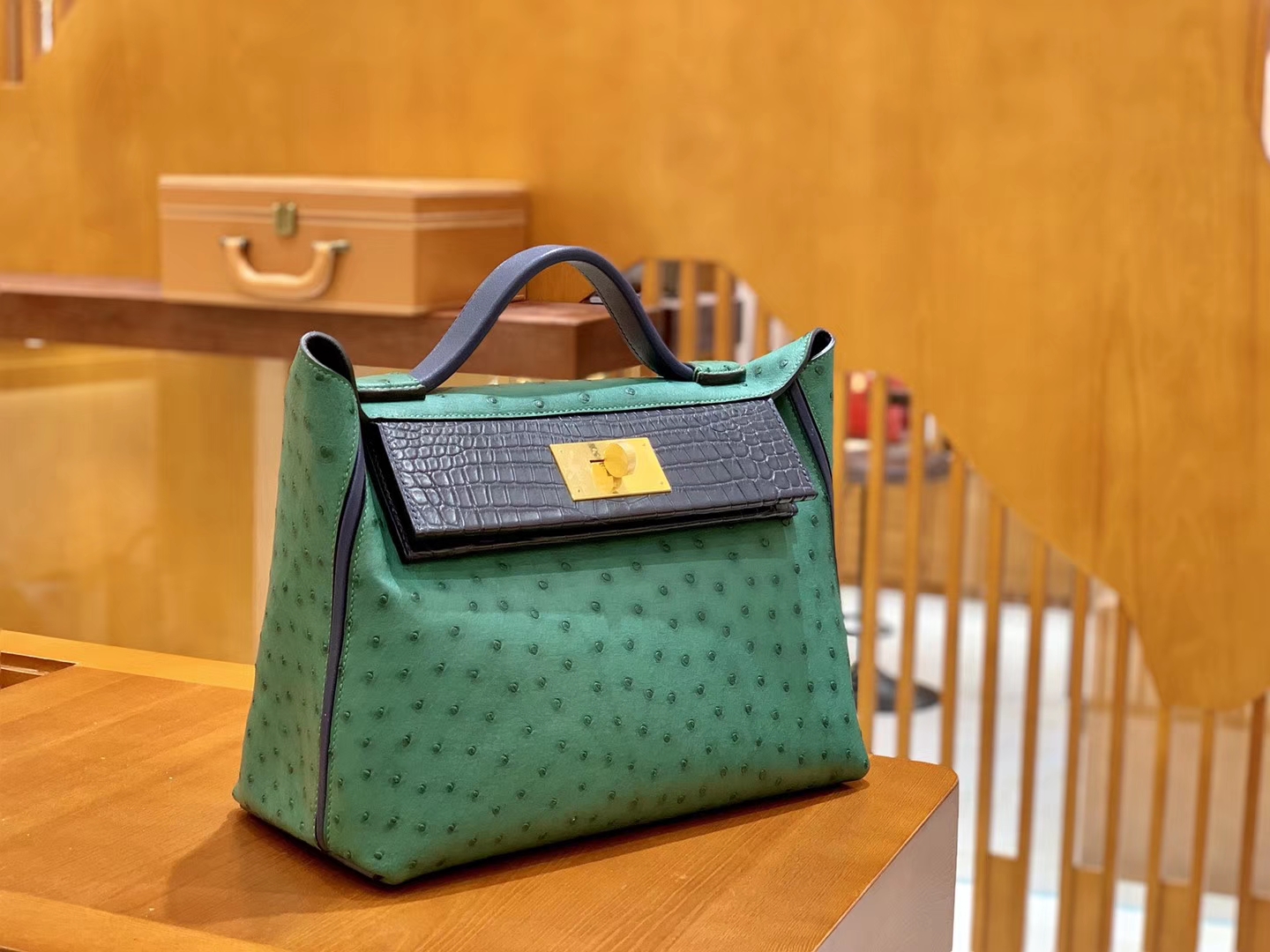 Hermès(爱马仕)Kelly-2424 孔雀绿拼黑色 鸵鸟皮拼鳄鱼皮 顶级手缝 金扣 29cm-拉尔森鳄鱼皮具定制 - 爱马仕包包官网 Hermès(爱马仕)Kelly-2424 孔雀绿拼黑色 鸵鸟皮拼鳄鱼皮 顶级手缝 金扣 29cm