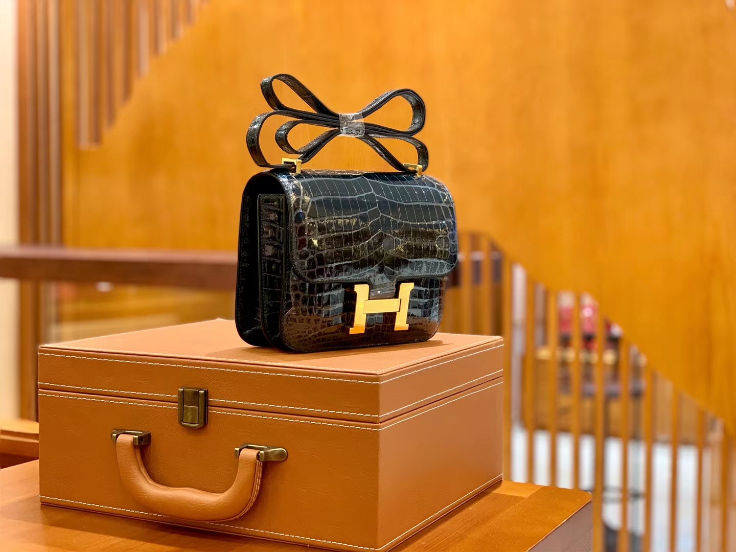 Hermès(爱马仕)Constance 18cm 松柏绿 金扣 尼罗亮面 鳄鱼皮 全手工缝制-拉尔森鳄鱼皮具定制 - 爱马仕包包官网 Hermès(爱马仕)Constance 18cm 松柏绿 金扣 尼罗亮面 鳄鱼皮 全手工缝制