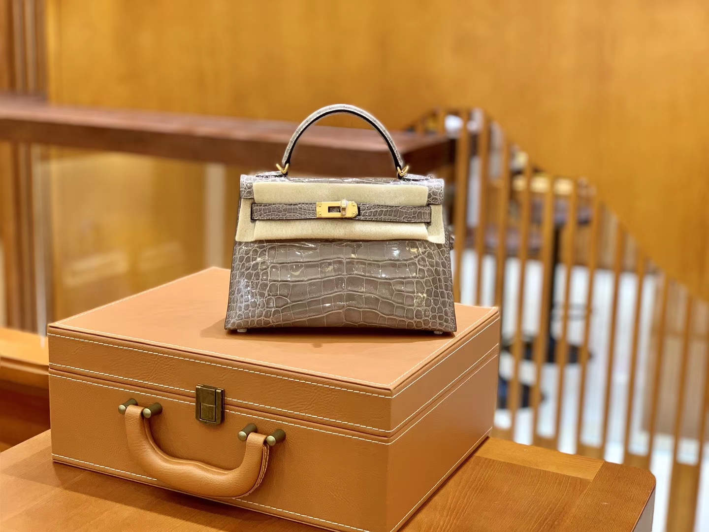 Hermès（爱马仕）Mini Kelly 迷你凯莉 斑鸠灰 亮面鳄鱼 臻品级别 金扣 19cm